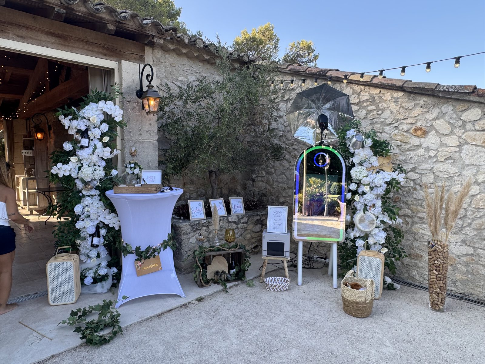 Installation photobooth et arche fleurie Perfect Instant en Provence