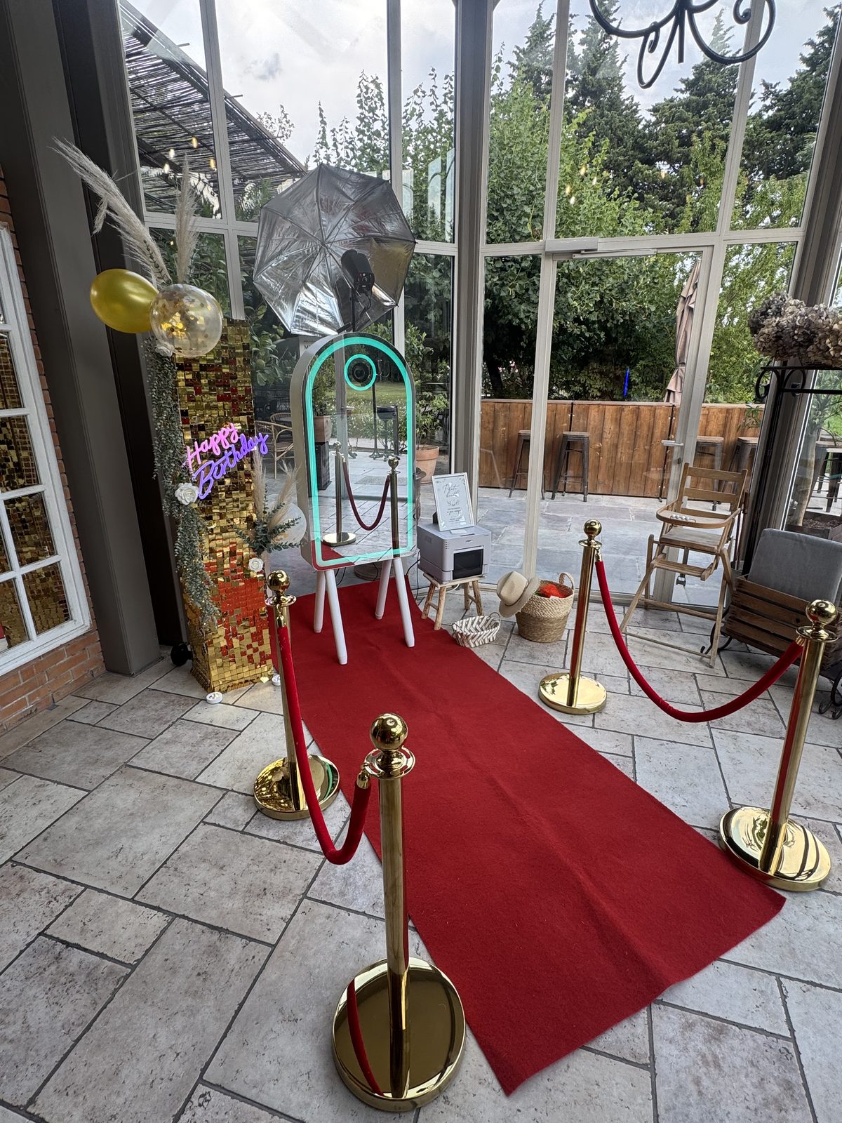 Photobooth miroir avec tapis rouge et décor à sequins